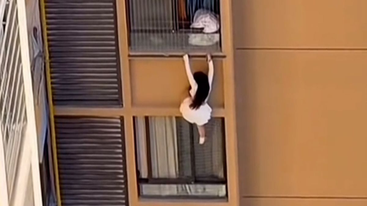 Milenka v Číně prchala před manželkou oknem v 10. patře. Zachytila to kamera